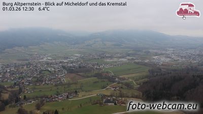 Micheldorf in Oberosterreich: Burg Altpernstein - Blick auf Micheldorf und das Kremstal