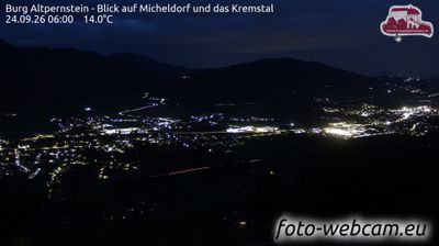 Micheldorf in Oberosterreich: Burg Altpernstein - Blick auf Micheldorf und das Kremstal
