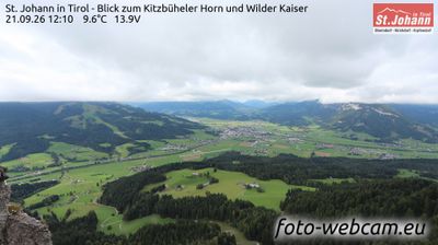 Gemeinde Kirchdorf in Tirol: St. Johann in Tirol - Blick zum Kitzbüheler Horn und Wilder Kaiser