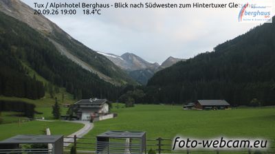 Gemeinde Tux: Tux - Alpinhotel Berghaus - Blick nach Südwesten zum Hintertuxer Gletscher