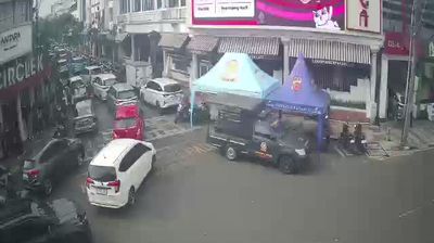 Bandung: Bandros Braga HPI Kota Bandung (Bandung Tour on Bus) - Icon Braga - Bank BJB - Cabang Utama Bandung - Taman Braga - ICON HUB - Jalan Braga - Jalan Naripan