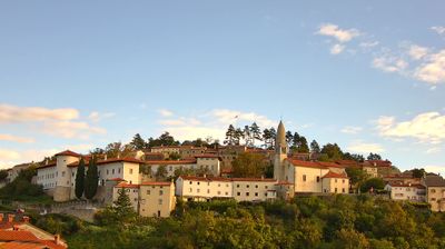 Webcam Komen: Štanjel - Discover the Heart of the Karst Region