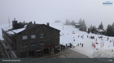 Beckenried: Klewenalp - Klewenalp-Bergstation, Blick Richtung Skigebiet Klewenalp & links Berggasthaus KlewenStube