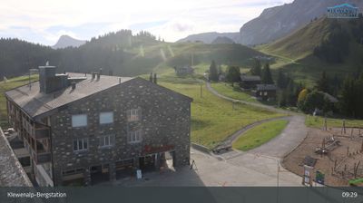 Beckenried: Klewenalp - Klewenalp-Bergstation, Blick Richtung Skigebiet Klewenalp & links Berggasthaus KlewenStube