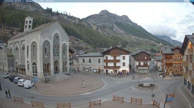 Valdidentro › North-east: Ufficio Turistico Valdidentro - Parrocchia di Santa Maria Nascente