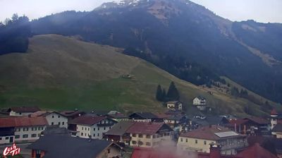 Gemeinde Holzgau: Hängebrücke Holzgau - Pfarrkirche zu unserer lieben Frau Maria Himmelfahrt - Holzgau