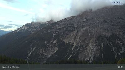Gemeinde Neustift im Stubaital: Neustift - Dorf, Elferlifte - Panoramabahn, Blick zur Serles und zur Kesselspitze