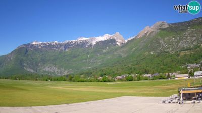Zadnja slika ob 12h: Letališče Bovec, pogled proti Kaninu